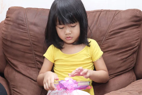 Щаслива Азіатська Маленька Дівчинка Грається Сама Іграшкою Миле Дошкільнятко Грає — стокове фото