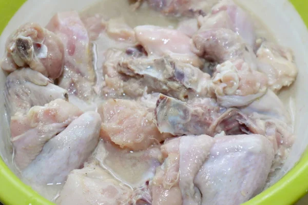 Marinating Ayam Dengan Bumbu Dan Herbal Persiapan Memasak Daging Mentah — Stok Foto