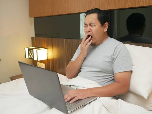 Retrato Jovem Asiático Parecia Cansado Sonolento Bocejo Enquanto Olha Para — Fotografia de Stock