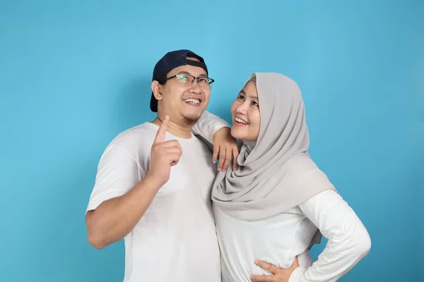 Portait Glada Asiatiska Muslimska Par Ler Tittar Upp Och Drömmer — Stockfoto