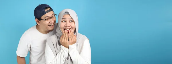 Hombre Cubriendo Boca Susurrando Secreto Esposa Oído Mujer Musulmana Asiática — Foto de Stock