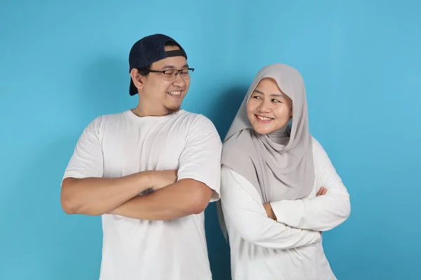 幸福的亚洲穆斯林夫妇面带微笑 夫妻拥抱着充满爱心和家庭观念的画像 — 图库照片