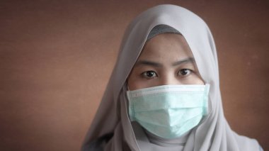 Koronavirüsü önlemek için maske takan Müslüman kadın. 19 salgın, Korona virüsü kapmaktan korkan Asyalı kadın.