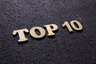İlk 10 Liste, iş motivasyonu ilham verici alıntılar, kelime tipografisi en üstteki tahta harfler siyah arkaplan üzerine