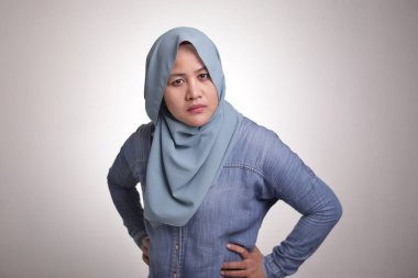 Şüpheli bir ifadeyle kuşkucu Asyalı Müslüman kadının portresi. Görünüşte ve başrolde, güvensizlik şüphesi kavramı.