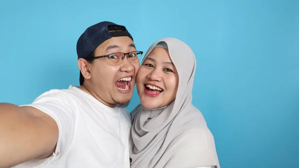 Portret Szczęśliwej Azjatyckiej Muzułmańskiej Pary Robiącej Selfie Uśmiechniętej Mąż Żona — Zdjęcie stockowe