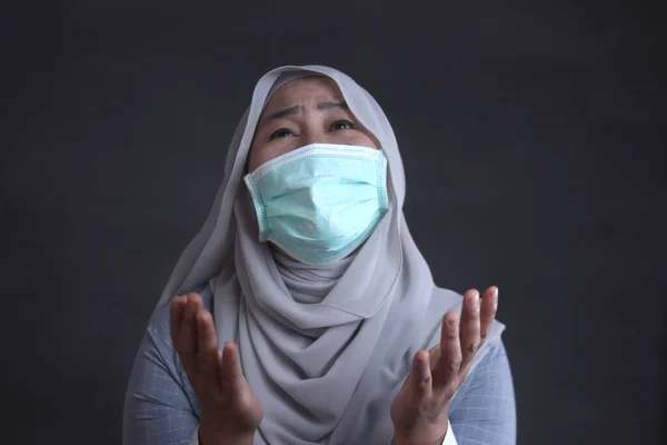 Asiatique Femme Musulmane Pleurer Prier Dieu Contre Coronavirus Covide Maladie — Photo