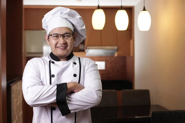 Portret Van Gelukkige Trotse Aziatische Chef Kok Glimlachend Naar Camera — Stockfoto
