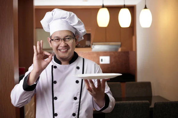 Portret Van Aziatische Mannelijke Chef Kok Kijkt Blij Trots Presenteren — Stockfoto