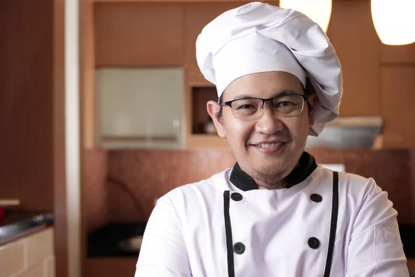 Portret Van Tevreden Trotse Aziatische Chef Kok Glimlachend Camera Chef — Stockfoto