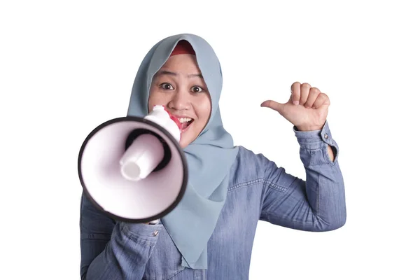 Retrato Mujer Musulmana Asiática Llamando Ofreciendo Algo Con Megáfono Concepto —  Fotos de Stock