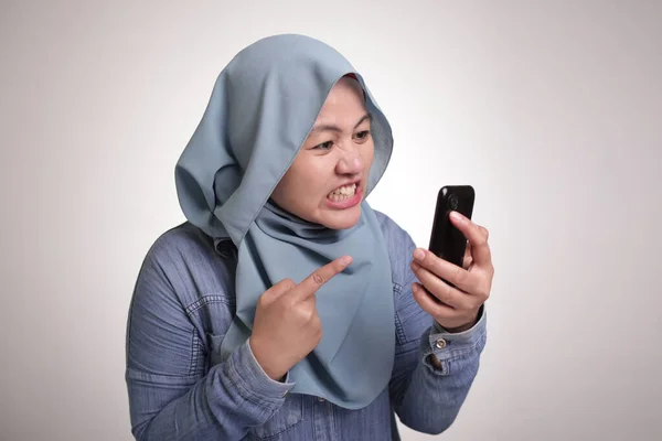 Young Asian Muslim Woman Angry Phone Call Screaming Her Phone — Stock Photo, Image