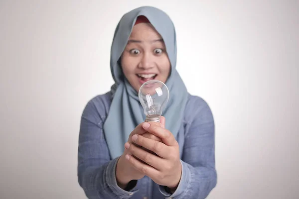 Asian Muslim Woman Holds Lamp Bulb Smiling Happy Expression Idea — Stock Photo, Image