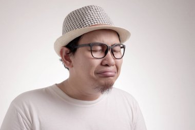 Fotoğraf resim komik Asya adamın sert, üzgün depresyon hayal kırıklığı umutsuz ifade ağlıyor