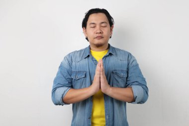 Asyalı adamın portresi yoga yapıyor, sakin sakin konsept.