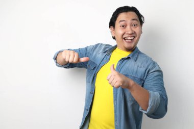 Gülümseyen ve kendini gösteren mutlu Asyalı portresi, güven konsepti, beyaz arka plana karşı portreyi kapat