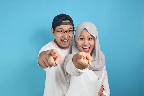 Portait Pasangan Muslim Asia Yang Bahagia Tersenyum Dan Menunjuk Kamera — Stok Foto