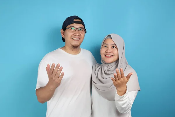 快乐的亚洲穆斯林夫妇带着微笑 仰视着 梦想着 夫妻拥抱着充满爱和家庭观念 — 图库照片