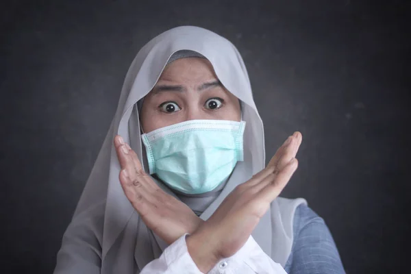 穆斯林妇女戴上口罩以防止考拉病毒的蔓延 亚洲妇女担心感染考拉病毒 — 图库照片