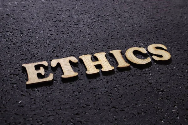 倫理だ 動機付けのインターネットビジネスワード引用符 黒の背景に木製のレタリングタイポグラフィの概念 — ストック写真
