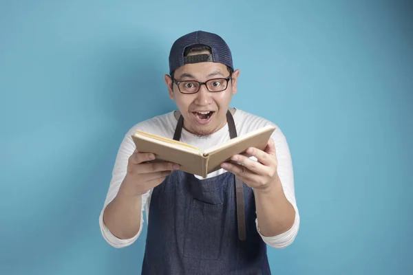 Retrato Chef Masculino Asiático Leyendo Libro Recetas Encontrando Receta Secreta — Foto de Stock