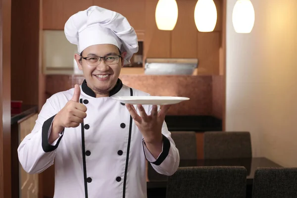 Portrait Chef Asiatique Masculin Semble Heureux Fier Présenter Quelque Chose — Photo