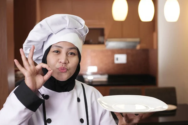 Retrato Mujer Chef Asiática Feliz Orgulloso Presentar Algo Plato Blanco —  Fotos de Stock