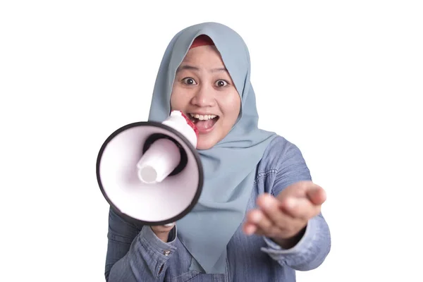 Portrait Femme Musulmane Asiatique Appelant Offrant Quelque Chose Avec Mégaphone — Photo