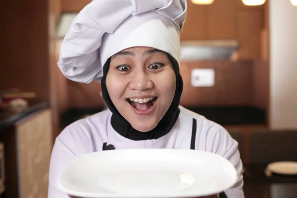 Portret Van Aziatische Vrouwelijke Chef Kok Kijkt Blij Trots Presenteren — Stockfoto