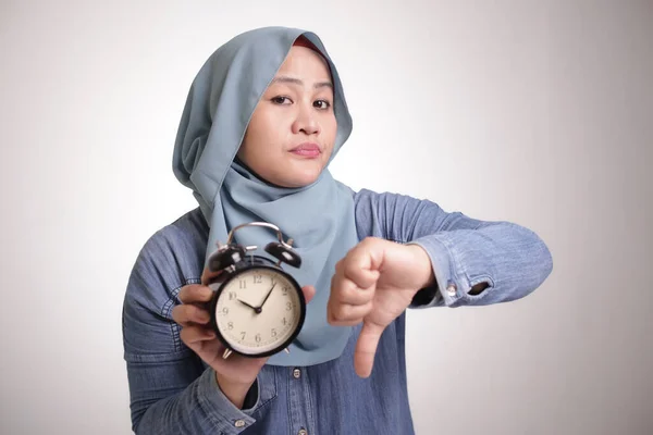 Νεαρή Ασιάτισσα Μουσουλμάνα Που Φοράει Χιτζάμπ Δείχνει Ρολόι Θυμωμένη Απογοητευμένη — Φωτογραφία Αρχείου