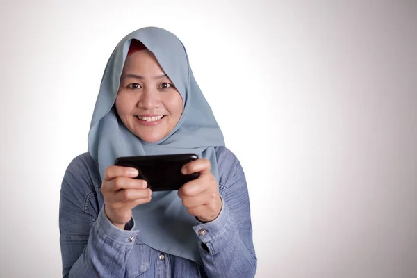 Mulher Muçulmana Asiática Feliz Animado Para Jogar Jogos Seu Telefone — Fotografia de Stock