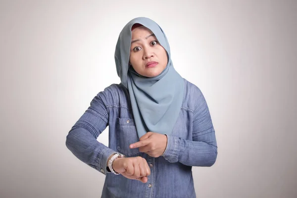 这位穆斯林商界女老板的形象在展示她的腕表时显得很生气 迟到了 被白色隔离了 — 图库照片