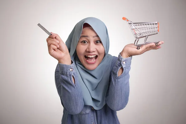 Concepto Comercio Electrónico Señora Musulmana Asiática Sonriendo Sosteniendo Mini Carro —  Fotos de Stock