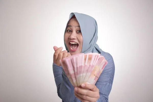 Retrato Una Mujer Musulmana Indonesia Sosteniendo Dinero Rupia Sonriendo Gesto —  Fotos de Stock