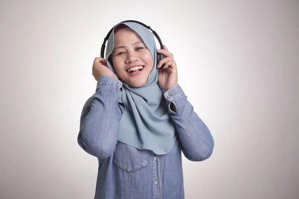 Portret Młodej Pięknej Muzułmanki Azjatyckiej Hidżabie Słuchającej Muzyki Słuchawkami Tańczącej — Zdjęcie stockowe