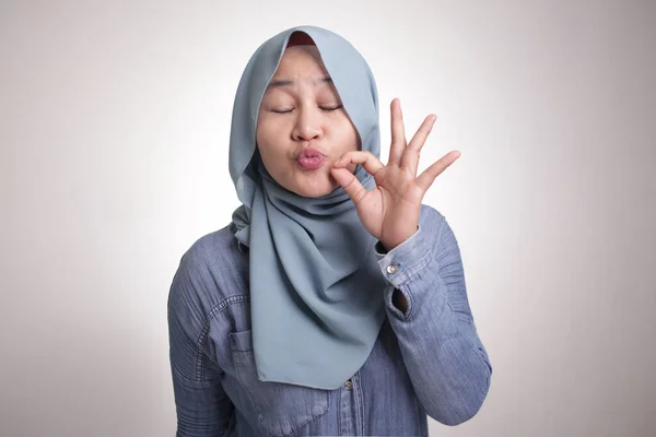 Portret Van Een Prachtige Aziatische Moslim Vrouw Glimlachend Terwijl Het — Stockfoto