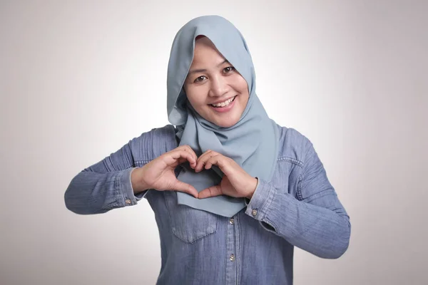 Portrait Asian Muslim Woman Smiling Camera Making Love Heart Sign — Stockfoto