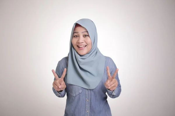 Retrato Feliz Hermosa Joven Musulmana Asiática Dama Vistiendo Hijab Sonriendo — Foto de Stock