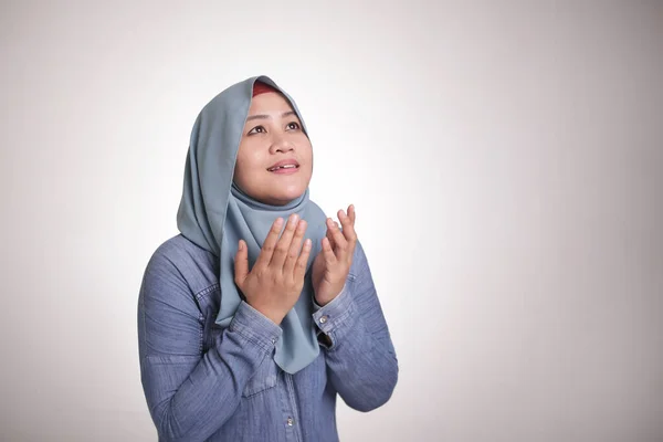 Portrait Masian Muslim Woman Prays God Praying Gesture Hands Raised — Stock Photo, Image