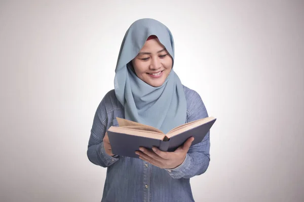 Ritratto Giovane Donna Affari Musulmana Con Libro Lettura Hijab Concetto — Foto Stock