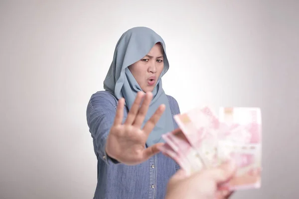 Porträt Einer Indonesischen Muslimin Die Rupiah Geld Ablehnt Und Bestechungskonzepte — Stockfoto