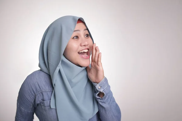 Portrait Young Asian Muslim Woman Wearing Hijab Shouting Yelling — Stock Photo, Image