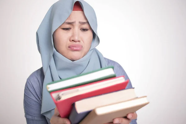 Portrét Roztomilé Asijské Muslimské Ženy Nemocný Unavený Čtení Příliš Mnoho — Stock fotografie