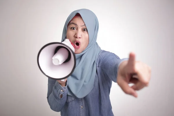 Junge Asiatische Muslimin Hijab Schreit Mit Megafon Und Zeigt Die — Stockfoto