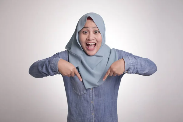 Portret Van Aziatische Moslim Vrouw Verrast Naar Beneden Gericht Geïsoleerd — Stockfoto