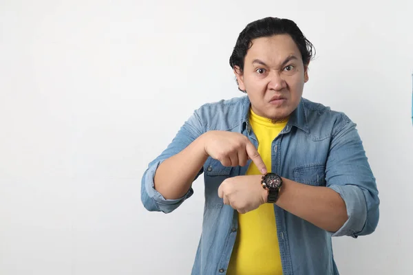 Porträtt Ung Asiatisk Man Pekar Hans Armbandsur Chef Varning Tid — Stockfoto