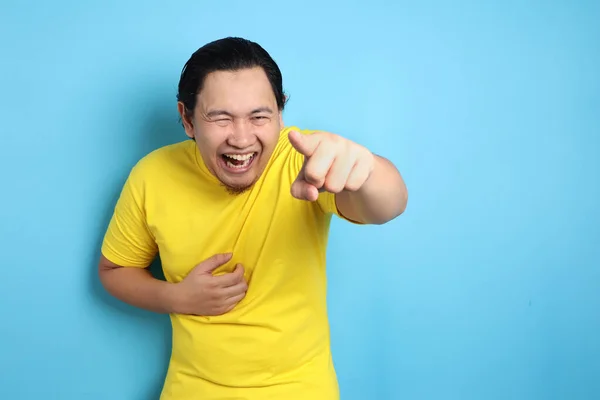 Retrato Divertido Hombre Asiático Riendo Duro Apuntando Hacia Adelante Expresión —  Fotos de Stock