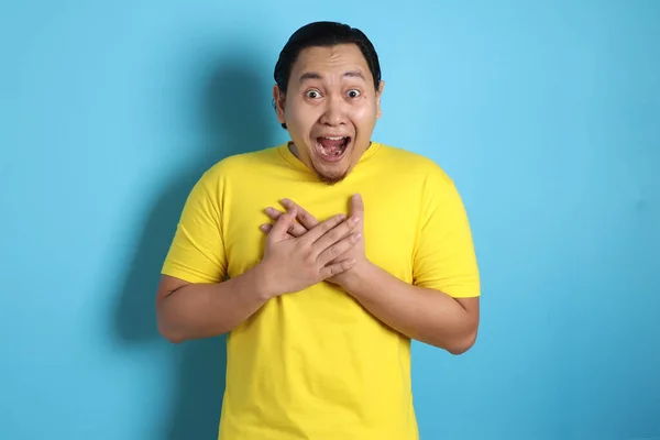 Retrato Joven Divertido Hombre Asiático Con Camisa Blanca Con Gesto — Foto de Stock