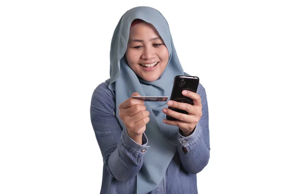 Portrait Asian Muslim Woman Smiling Making Purchase Online His Mobile — Stok Foto