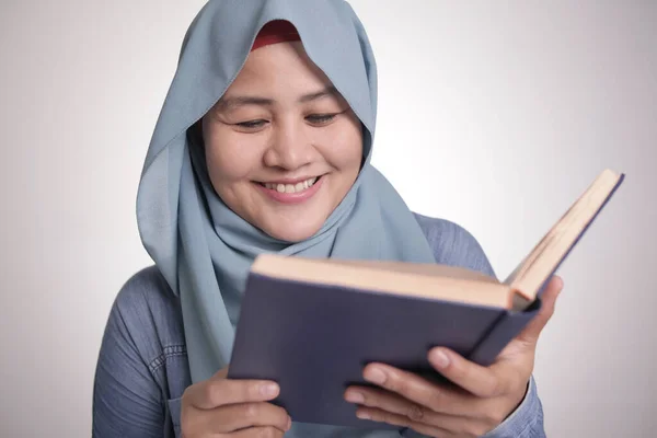 Başörtüsü Takan Genç Müslüman Kadını Portresi Kitap Okuyor Gülümsüyor Eğitici — Stok fotoğraf